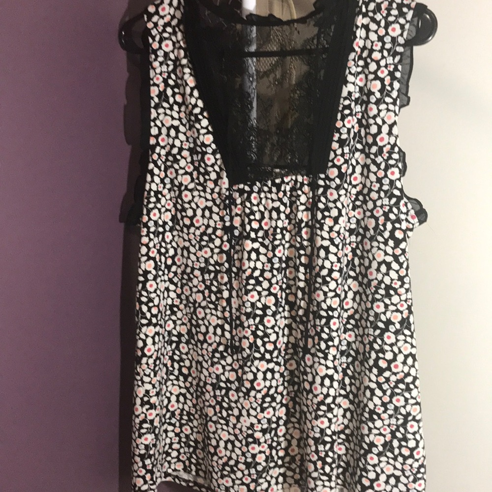 Cute flower top! With lace detailing!